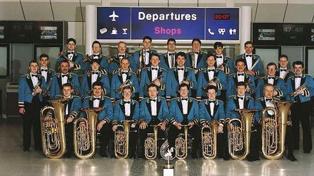 Die Williams Fairey Band, hier auf dem Flughafen in Manchester 1997, spielt am Sonnabend, den 12. Juli, im Haus der Berliner Festspiele Acid-House-Klassiker. 
