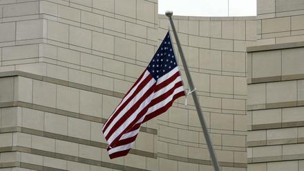 Die Flagge an der US-Botschaft am Pariser Platz. 