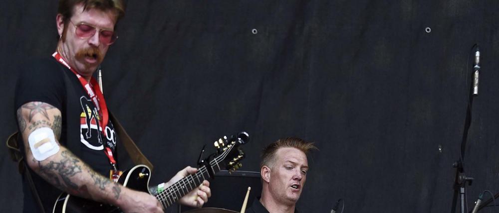 Die US-Musiker Jesse 'The Devil' Hughes (l) und Josh Homme (R) von der Band Eagles Of Death Metal, hier auf einem Konzert im Juni. Sie sangen in der Pariser Terrornacht im Club Bataclan, in dem etwa 90 Menschen ums Leben kamen. 