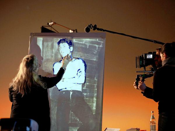 Fassbinder-Schauspielerin Hanna Schygulla (l.) erklärt der Dokumentaristin Annekatrin Hendel, wie sie für ihre Bilder Fassbinder-Szenen übermalt.