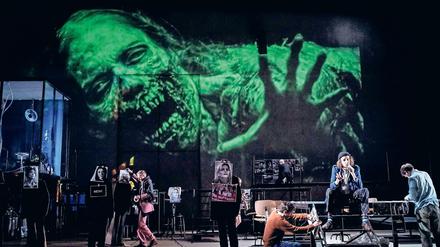 Szene des Stücks "Fear", das im Oktober 2015 in der Schaubühne Berlin Premiere feierte.