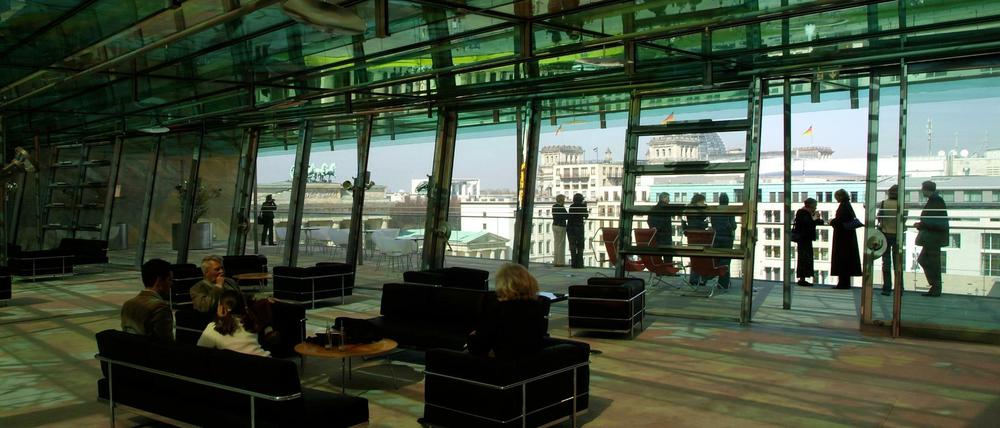 Archiv mit Aussicht. Vom Balkon der Akademie der Künste schaut man bis zum Reichstag. Foto: Kai-Uwe Heinrich