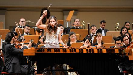 Nesma Abdel Aziz stand beim Auftritt des Arab Youth Philharmonic Orchestra im August 2013 am Marimbaphon.