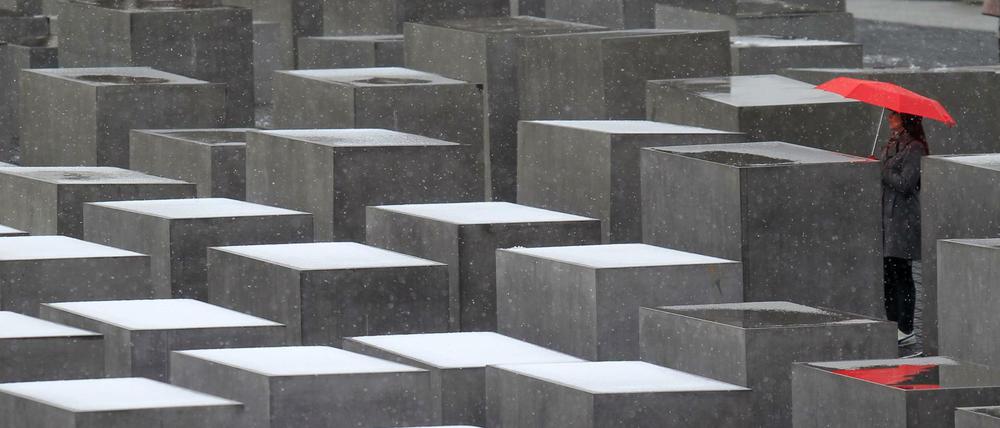Das Holocaust-Mahnmal in Berlin, im Regen. 