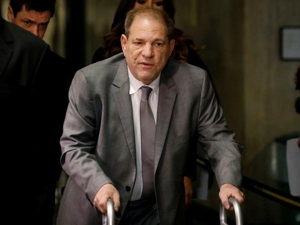 Der Filmproduzent Harvey Weinstein braucht seit einer Rückenoperation nach einem Autounfall im August einen Rollator.