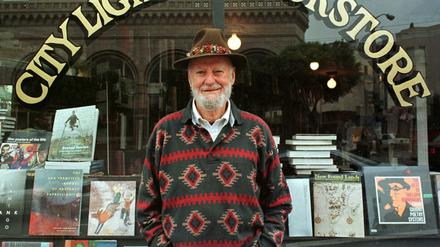  Lawrence Ferlinghetti vor dem legendären City Lights Bookstore in San Francisco.