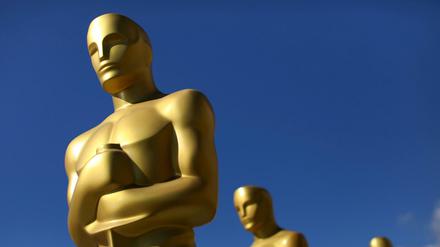 Die Oscars bekommen einen neuen Anstrich. Hier trocknet die Goldfarbe gerade unter der kalifornischen Sonne.