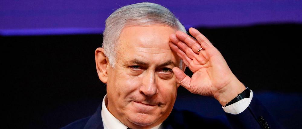 Unantastbar seit 1996. Israels Premierminister Benjamin Netanyahu grüßt seine politischen Unterstützer. 