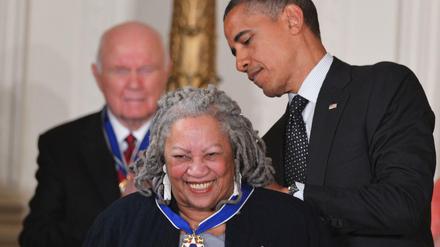 2012 erhielt Morrison die Friedensmedaille vom damaligen Präsidenten Barack Obama. 