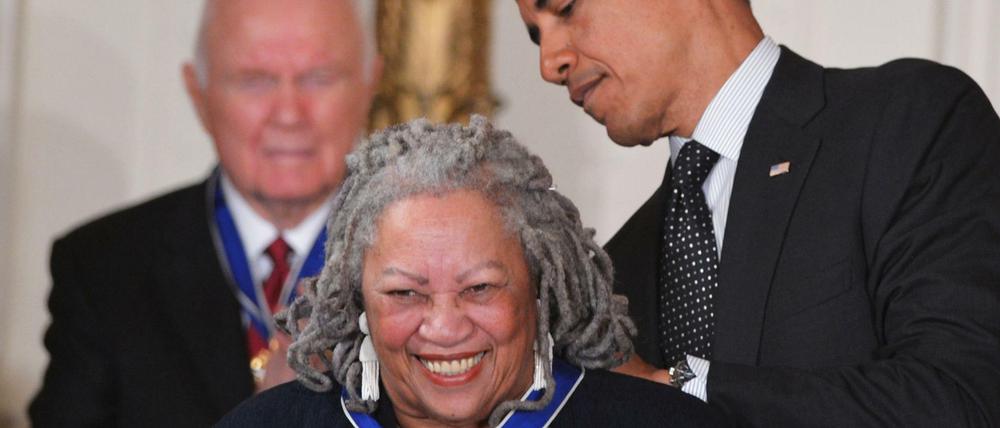 2012 erhielt Morrison die Friedensmedaille vom damaligen Präsidenten Barack Obama. 