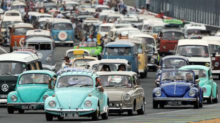 Glück auf vier Rädern. Oldtimer-Parade beim "Super VW Festival" auf der Rennstrecke von Le Mans in Frankreich.