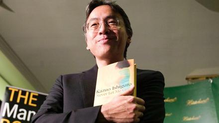 Kazuo Ishiguro mit seinem Roman "Never Let Me Go".