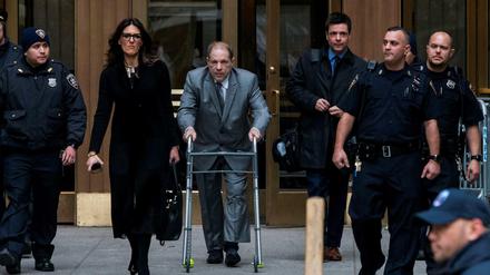 Tag Zwei im New Yorker Prozess gegen Harvey Weinstein. Der frühere Produzent vor dem Gerichtsgebäude, mit seiner Chefverteidigerin Donna Rotunno. 