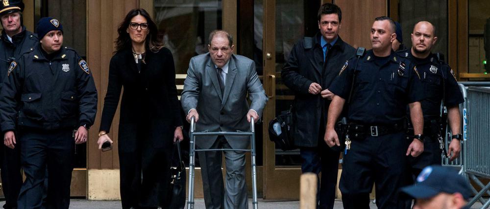 Tag Zwei im New Yorker Prozess gegen Harvey Weinstein. Der frühere Produzent vor dem Gerichtsgebäude, mit seiner Chefverteidigerin Donna Rotunno. 