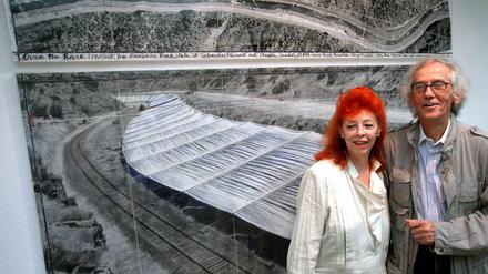 Große Pläne. Christo und Jeanne-Claude präsentierten am 15.07.2006 in der Rostocker Kunsthalle erstmals aktuelle Entwürfe zu ihrem neuesten Projekt «Over the River», einer Verhüllung des Flusses Arkansas im US-Bundesstaat Colorado. Das Projekt ist jetzt geplatzt, auch aus Protest an Trump.