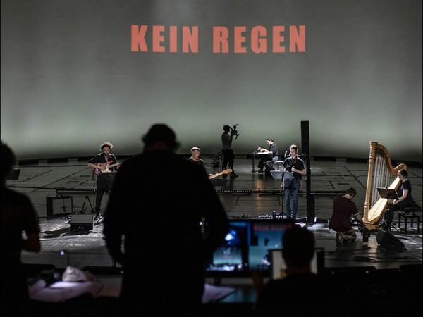 Szene aus "Forcast" von Ari Benjamin Meyer an der Berliner Volksbühne.