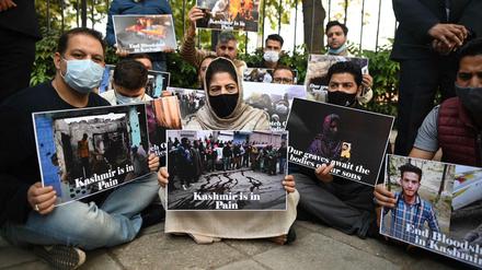 Protest gegen die Regierung. Mehbooba Mufti (Mitte), die Präsidentin der Jammu and Kashmir People Democratic Party (PDP) (C) setzt sich gegen die Aberkennung des des Sonderstatus von Jammu und Kaschmir ein (Dezember 2021).