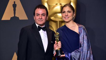 Die iranisch-amerikanischen NASA-Mitarbeiter Firouz Naderi (L) und Anousheh Ansari nehmen den Oscar für Asghar Farhadis 'The Salesman' entgegen. 