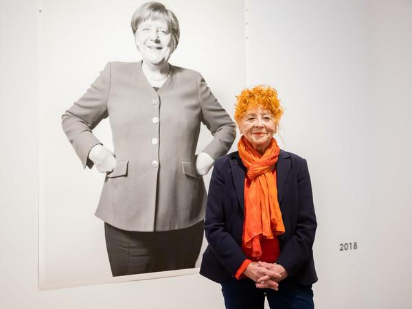 Im Deutschen Historischen Museum. Fotografin Herlinde Koelbl vor einem Porträt von Angela Merkel aus dem Jahr 2018. 
