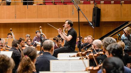 Stephan Frucht wird beim Konzert im RBB-Sendesaal dirigieren.