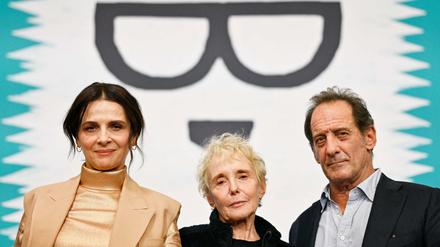 Claire Denis (M) auf der Berlinale, in Begleitung ihrer Hauptdarsteller Juliette Binoche und Vincent Lindon.