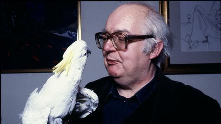 Friedrich Dürrenmatt, 1980 mit seinem Kakadu Lulu. 
