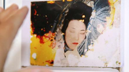 Geborgene Erinnerung. Ein von der japanischen Künstlerin Leiko Shiga im Erdbebengebiet gefundenes Foto. Es ist in der Ausstellung zu sehen.