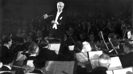 Der Dirigent und Komponist Wilhelm Furtwängler mit den Berliner Philharmonikern bei einem Konzert anlässlich des Presse- und Funkballs in Berlin.
