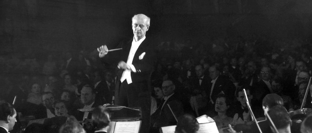 Der Dirigent und Komponist Wilhelm Furtwängler mit den Berliner Philharmonikern bei einem Konzert anlässlich des Presse- und Funkballs in Berlin.