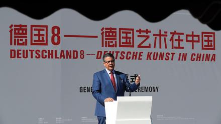 Der deutsche Außenminister Sigmar Gabriel spricht am Taimiao Tempel bei der Eröffnung der Ausstellung «Deutschland 8» in Peking.