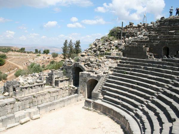 Theater im antiken Gadara, heute Umm Qais, in Jordanien (2010). Für die Bausicherung werden jetzt vom Deutschen Archäologischen Institut her jordanische und syrische Steinmetze ausgebildet.
