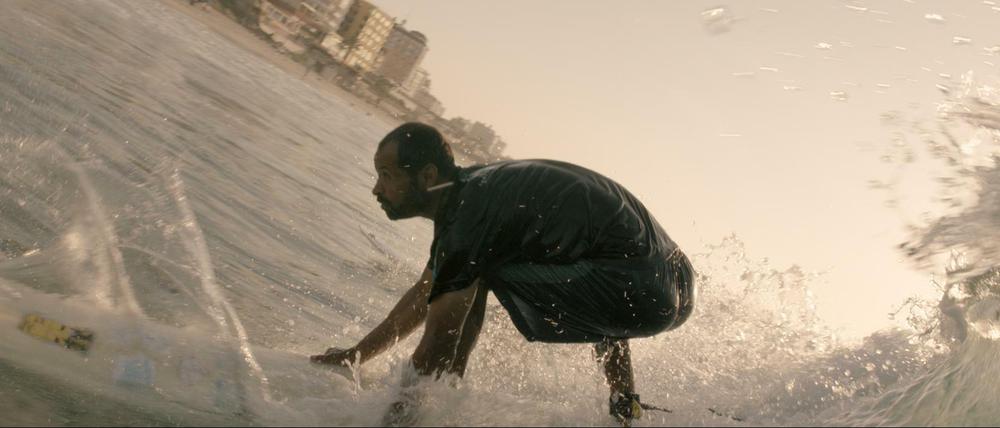 Harte Brandung. Ein Surfer aus dem Film an der Küste vor Gaza-City.