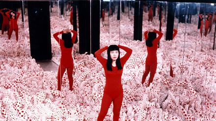 Yayoi Kusamas  „Infinity Mirror Room – Phalli’s Field“ stammt von 1965. Für Berlin hat sie einen neuen Spiegelraum konzipiert.