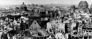 Wüstes Land. Blick über die Ruinen des Nikolai-Viertels in Berlins Mitte mit der zerstörten Nikolaikirche im Vordergrund (1945).