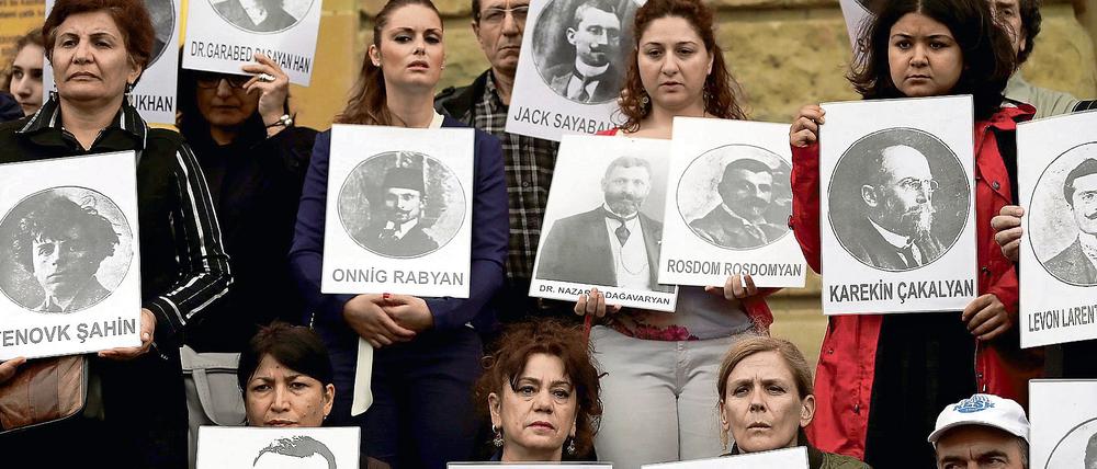 Türkische und armenische Demonstranten am 99. Jahrestag des Massenmords an den Armeniern am 24. April 2014 in Istanbul. Zum 100. Jahrestag wurde auch im deutschen Bundestag der Völkermord erstmals als solcher bezeichnet.