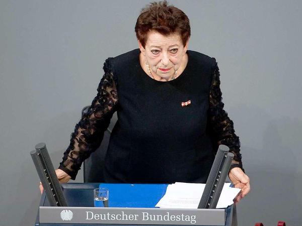 Die Schriftstellerin und Holocaust-Überlebende am 30. Januar 2013 bei ihrer Rede im Bundestag. 