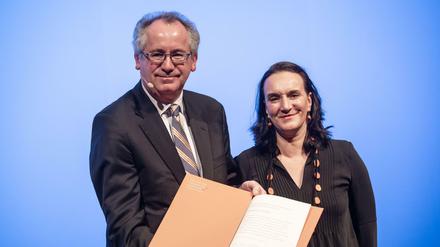 Terézia Mora (r) erhält den Preis aus den Händen von Ernst Osterkamp, Präsident der Deutschen Akademie für Sprache und Dichtung.