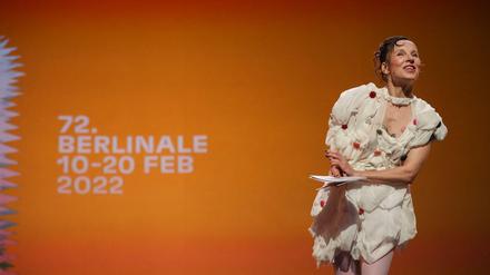 Charmant, etwas Pathos, etwas Nervosität: Meret Becker gibt den Ton vor bei der Eröffnungs-Gala der 72. Berlinale.