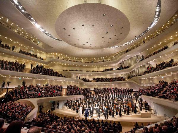 Der große Saal am Eröffnungsabend, mit dem NDR Elbphilharmonie Orchester unter Thomas Hengelbrock. 