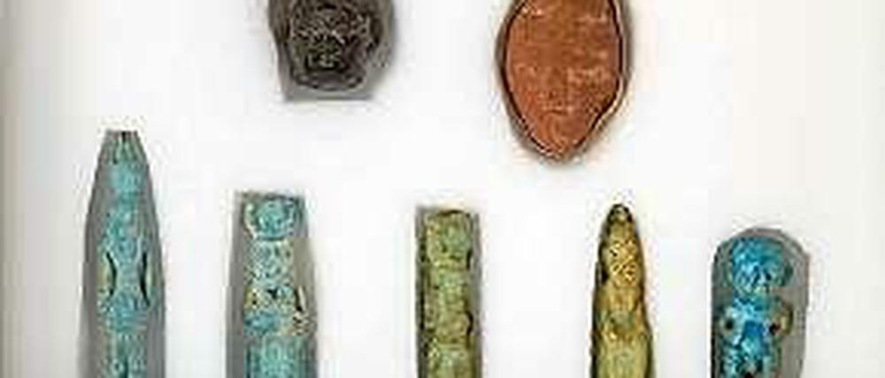 Antike Amulette aus Ägypten, die nach 2011 nach Deutschland gelangten und hier zum Verkauf angeboten wurden. Jetzt werden die Stücke an Ägypten zurückgegeben.