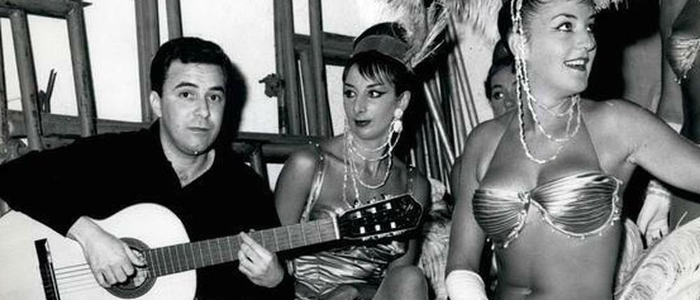Von Rio nach Rom. João Gilberto mit talienischen Tänzerinnnen, 1963 in der italienischen Hauptstadt.