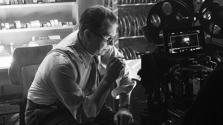  Gary Oldman als Herman Mankiewicz in David Finchers Schwarz-Weiß-Drama "Mank" über den Drehbuchautor, der das Script zu "Citizen Kane" schrieb. 