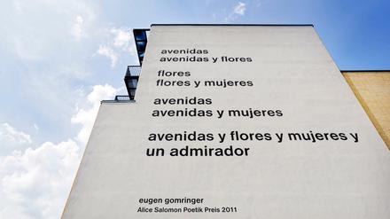 Das umstrittene Gedicht an der Fassade der Alice Salomon Hochschule in Berlin-Hellersdorf. 