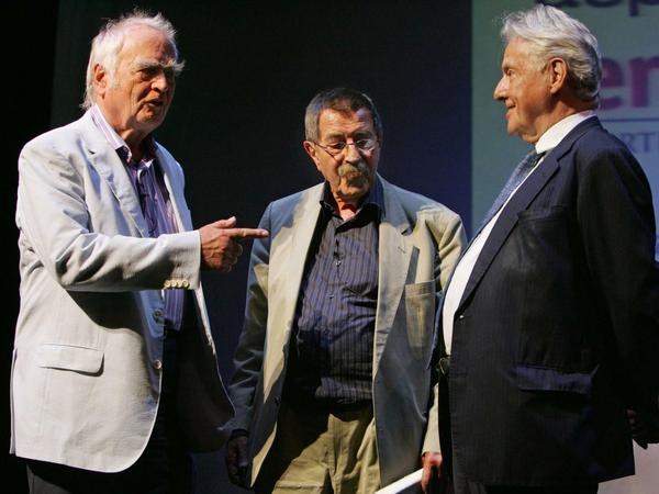 Die Schriftsteller Martin Walser (v.l.), Günter Grass und Joachim Kaiser unterhalten sich im Juni 2007 bei einer Diskussionsrunde im Berliner Ensemble, 60 Jahre nach der Gründung der Gruppe 47. 