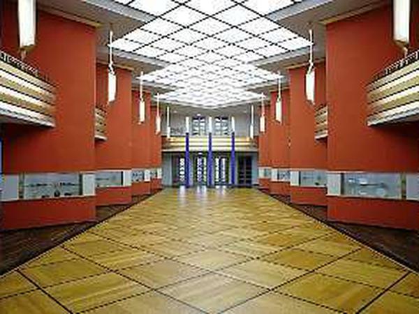 Blick in die Säulenhalle des restaurierten Grassi Museums für Angewandte Kunst in Leipzig. 