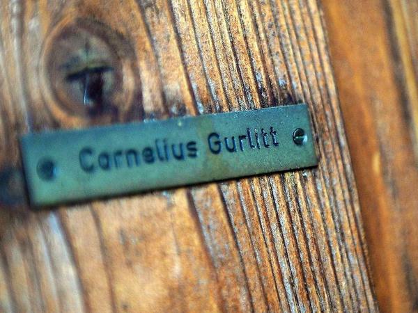 Das Phantom Gurlitt. Der öffentlichkeitsscheue Kunsthändlersohn Cornelius Gurlitt hat neben seiner Münchner Wohung, in der 2012 1die verschollen geblaubte Sammlung seines Vaters Hildebrand Gurlitt beschlagnahmt wurde, auch ein kleines Haus in Salzburg, mit Namensschild. Fast 600 Bilder stehen im Verdacht, Nazi-Raubkunst zu sein.