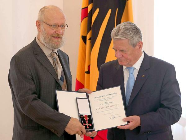 Bundespräsident Joachim Gauck zeichnet den Kunsthistoriker Andreas Hüneke am 4.Oktober 2013 im Schloss Bellevue für seine Erforschung der "Entarteten Kunst" mit dem Verdienstkreuz der Bundesrepublik Deutschland aus.