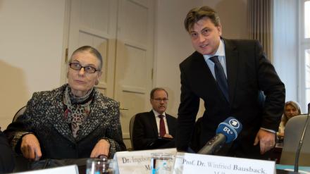 Der bayerische Justizminister Winfried Bausback (CSU) und die Leiterin der Einsatzgruppe "Schwabinger Kunstfund", Ingeborg Berggreen-Merkel.