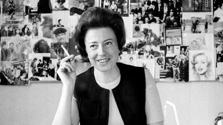 Helene Schwarz vor der legendären Fotowand in ihrem Büro, 1969. 