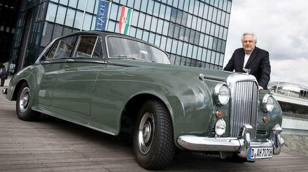 Kunstberater Helge Achenbach posiert in Düsseldorf neben seinem Bentley S1, den einst Joseph Beuys fuhr.